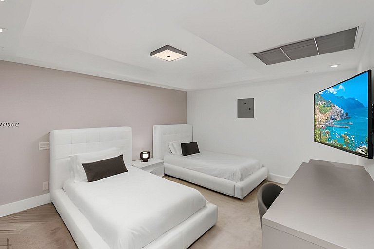 The Perfect Haven | 3BR/3BTH | City View Balcony