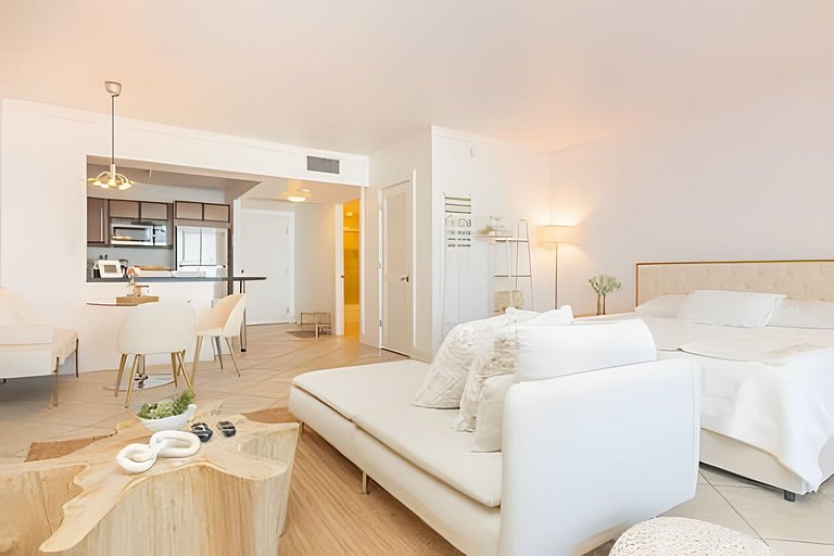 Stunning Studio with Balcony in South Beach