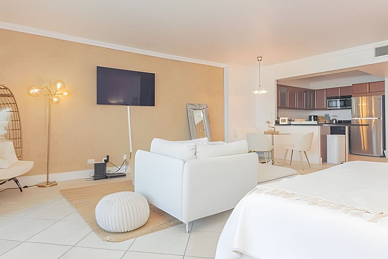 Stunning Studio with Balcony in South Beach