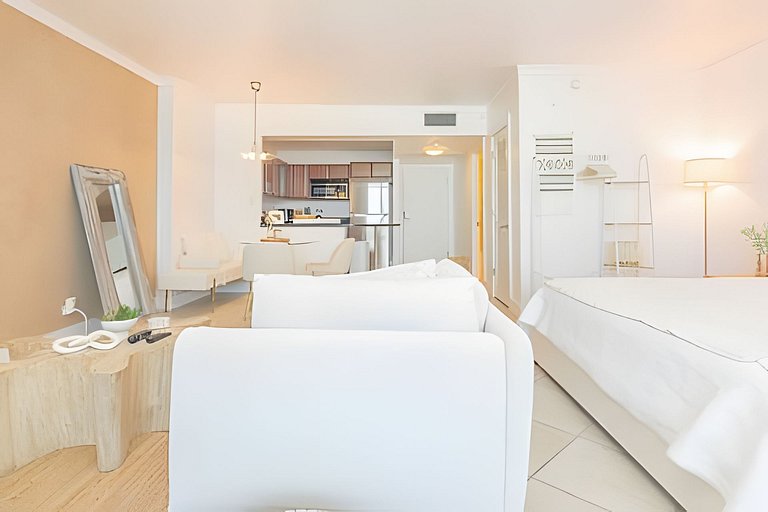 Stunning Studio with Balcony in South Beach