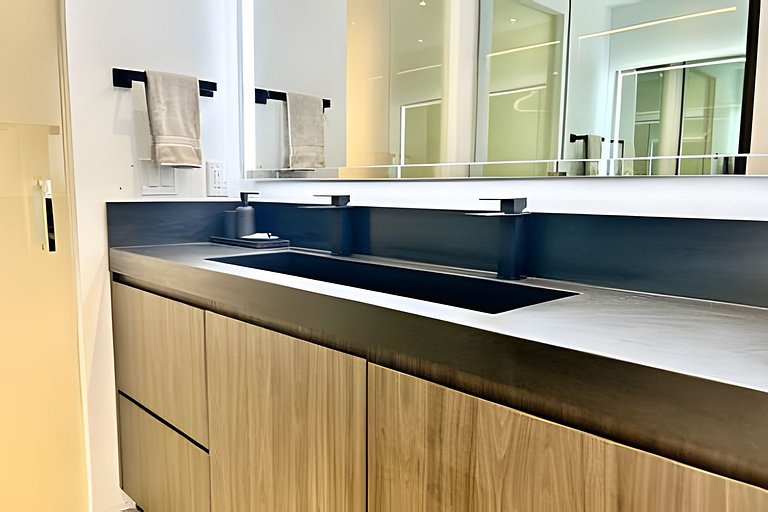 Luxury Oasis | 2BR|2BT & Balcony City View
