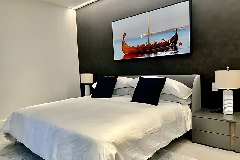 Luxury Oasis | 2BR|2BT & Balcony City View