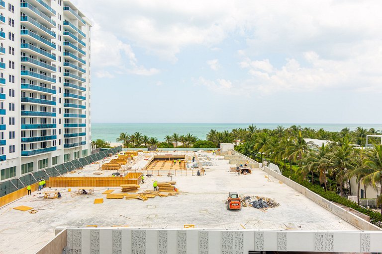 Sunrise by the Sea: 2|BR Ocean View with Balcony