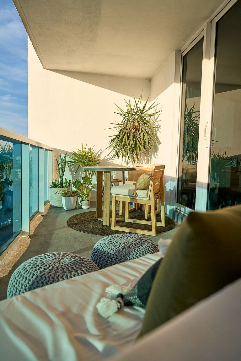 Luxurious Studio with Stunning Balcony in SOBE!