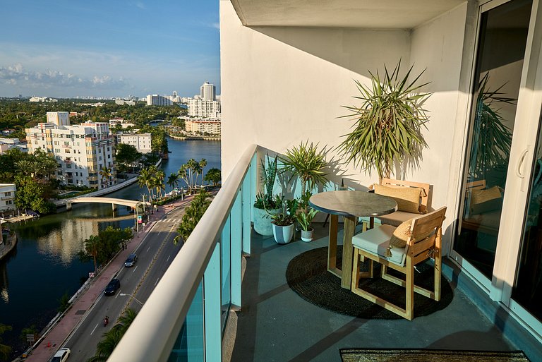 Luxurious Studio with Stunning Balcony in SOBE!