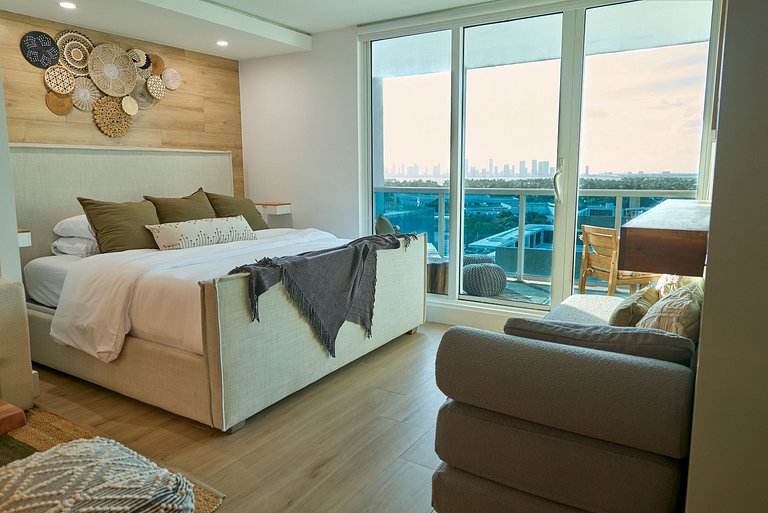 Luxurious Studio with Stunning Balcony in SOBE!