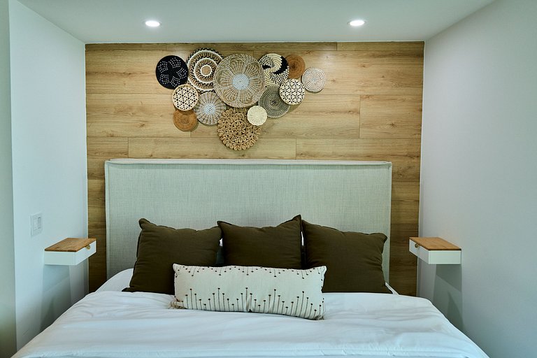 Luxurious Studio with Stunning Balcony in SOBE!
