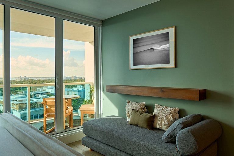Luxurious Studio with Stunning Balcony in SOBE!