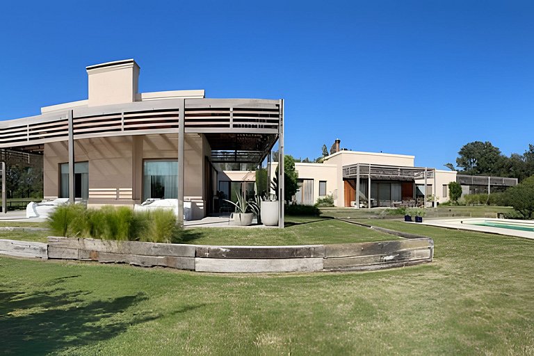 Encanto Silvestre, Casa de Campo
