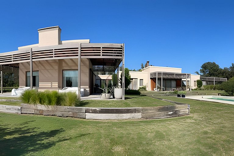Encanto Silvestre, Casa de Campo