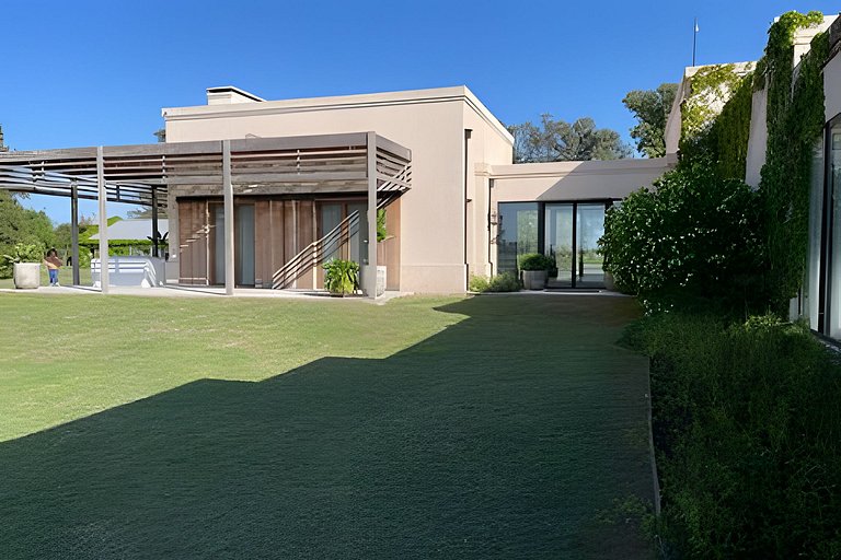Encanto Silvestre, Casa de Campo
